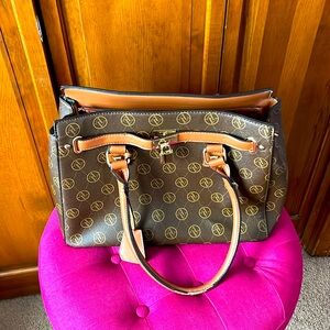 Adrienne purse, Brown with closure , polyester lining, Random printed pattern
